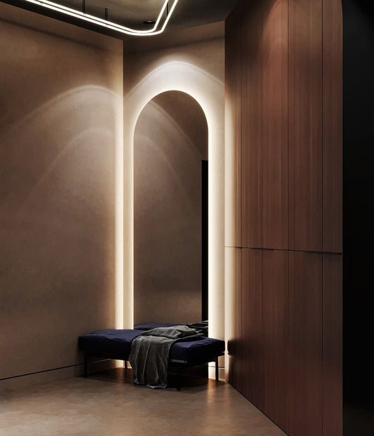 Espejo arqueado LED con iluminación suave y diseño sofisticado, ideal para realzar tu belleza y estilo en casa