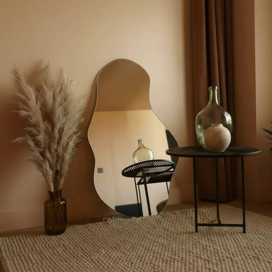 Espejo irregular con forma de silueta orgánica asimétrica para decoración moderna