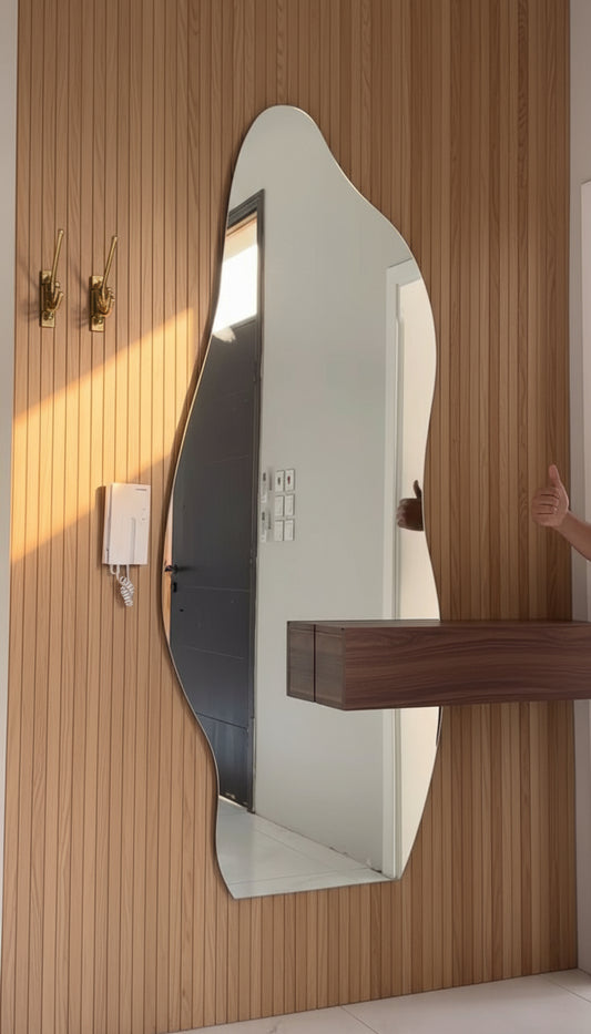 Espejo con forma irregular llamado corcovado