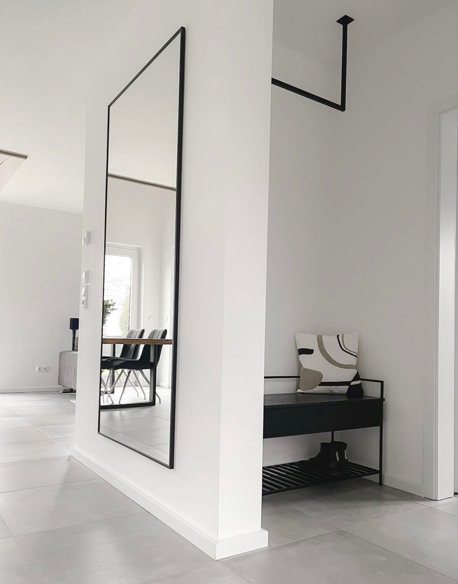 "Sumérgete en la sofisticada simplicidad de nuestro espejo exclusivo, que eleva la elegancia de cualquier ambiente. Su diseño distintivo aporta un toque de estilo minimalista que transforma tu hogar con sutileza y distinción."