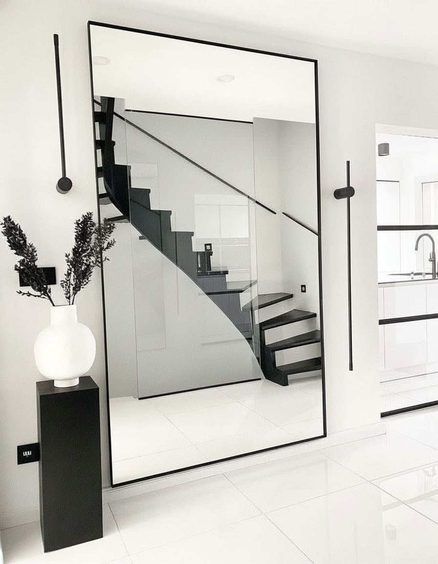 "Experimenta la grandeza de nuestro espejo exclusivo, que se destaca como una pieza central en cualquier espacio. Con su diseño elegante y dimensiones generosas, este espejo añade un toque de lujo y estilo a tu hogar, elevando instantáneamente la estética de la habitación."