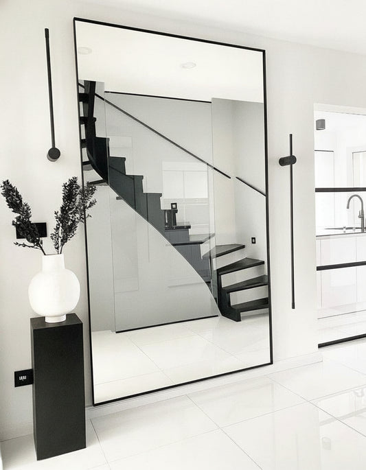 "Experimenta la grandeza de nuestro espejo exclusivo, que se destaca como una pieza central en cualquier espacio. Con su diseño elegante y dimensiones generosas, este espejo añade un toque de lujo y estilo a tu hogar, elevando instantáneamente la estética de la habitación."