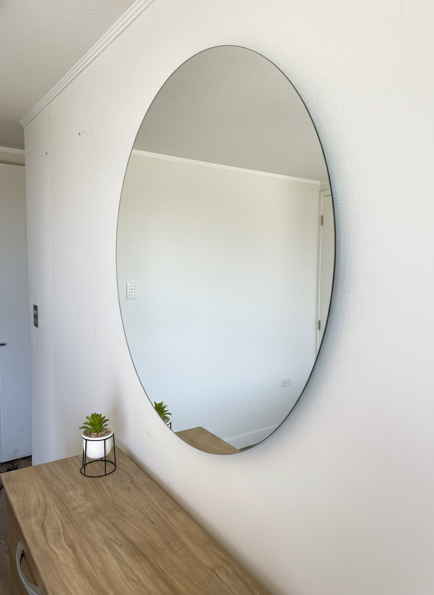 "El toque final para tu decoración: un espejo que combina calidad, estilo y facilidad de instalación. Refleja tu buen gusto en cada rincón de tu hogar." ¡Descubre cómo nuestro espejo puede elevar la elegancia de tu espacio hoy mismo