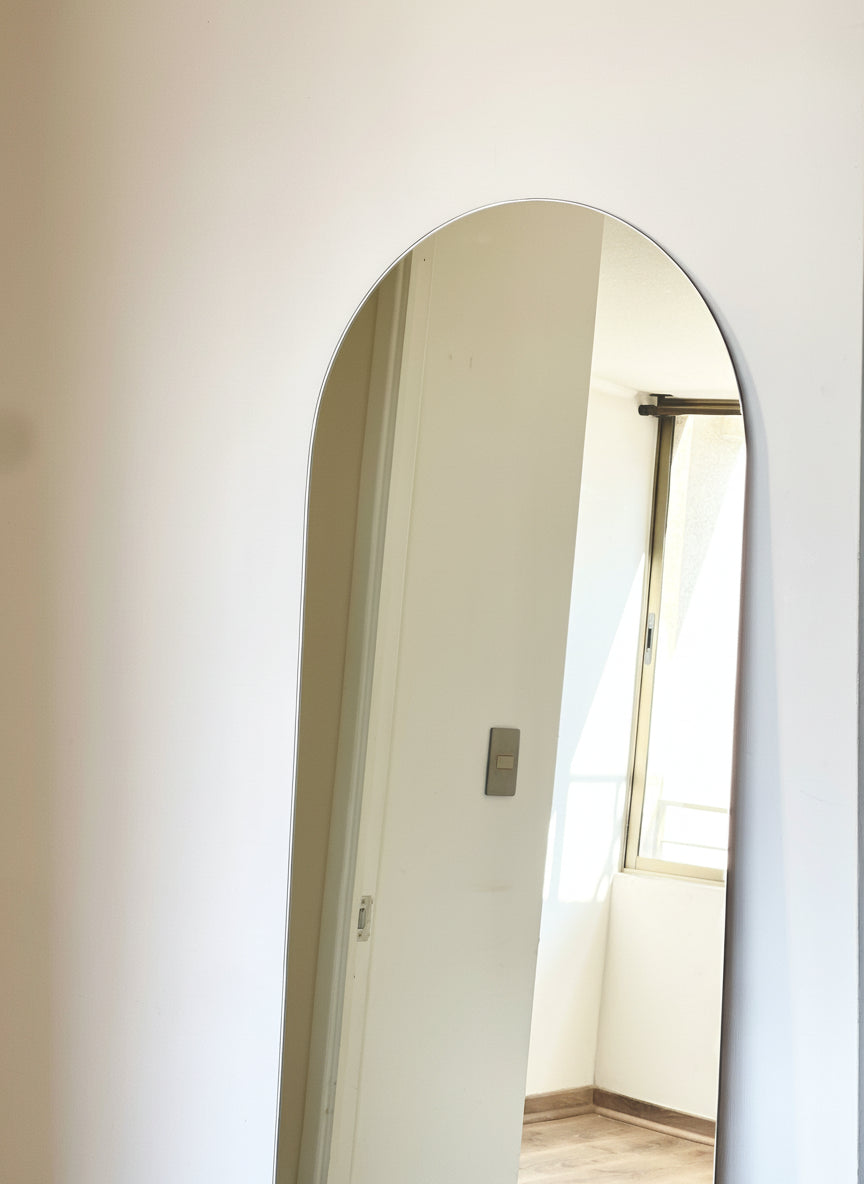 Amplía la luminosidad y estilo en tu hogar con nuestro espejo de pie en forma de arco. Su diseño elegante y funcionalidad lo convierten en el complemento perfecto para cualquier espacio