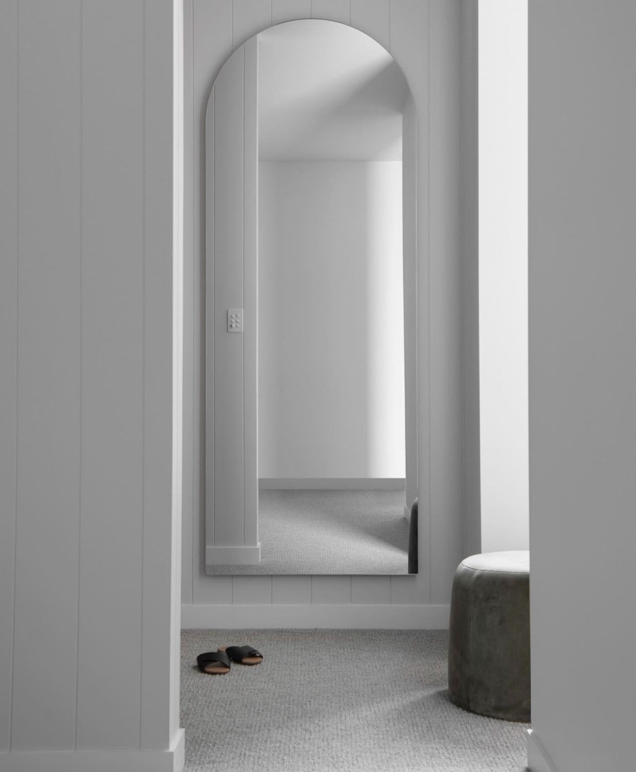 "Vista panorámica del espejo arqueado en su entorno, resaltando su presencia majestuosa y distintiva. Este espejo, con su diseño arqueado exquisito, añade un toque de glamour y estilo a cualquier habitación. Su amplia superficie reflectante amplifica visualmente el espacio, creando una sensación de amplitud y luminosidad. Con este espejo arqueado, transforma tu hogar en un lugar de elegancia atemporal y sofisticación."