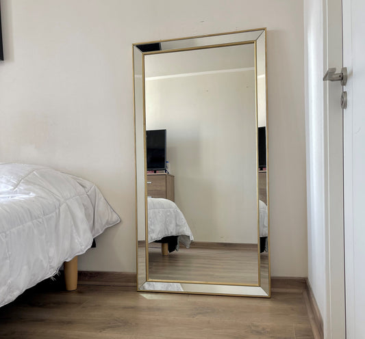 "Espejo Premium: Innovación y Estilo para tu Espacio Descubre nuestro espejo con marco espejado premium, una obra maestra de diseño que combina la elegancia del pino seco Finger con una moldura espejada de alta calidad"