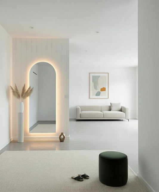 Detalle del espejo arqueado LED con superficie reflectante de alta calidad y acabados pulidos para un reflejo nítido y elegante.