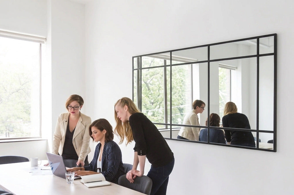 Equipo de Yourhomeplan reunido junto a espejo ventana