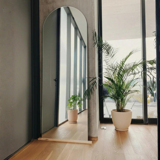 Transforma tu espacio con nuestro Espejo Arco Clásico! Con un diseño elegante y funcionalidad versátil, este espejo ofrece una experiencia de belleza incomparable. Con detalles técnicos de alta calidad y una instalación fácil, es la elección perfecta para elevar tu rutina diaria de cuidado personal. Agrega estilo y practicidad a tu hogar con el Espejo Arco Clásico. ¡Refleja sofisticación en cada detalle!