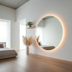 espejo led grande de forma circular en una habitacion