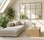 Espejo decorativo grande con divisiones tipo ventana y marco de madera en ambiente moderno.