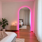 Espejo Glam de cuerpo entero con forma de arco y luz LED rosaday tambien puedes elegir el color  retroiluminada en un dormitorio moderno.