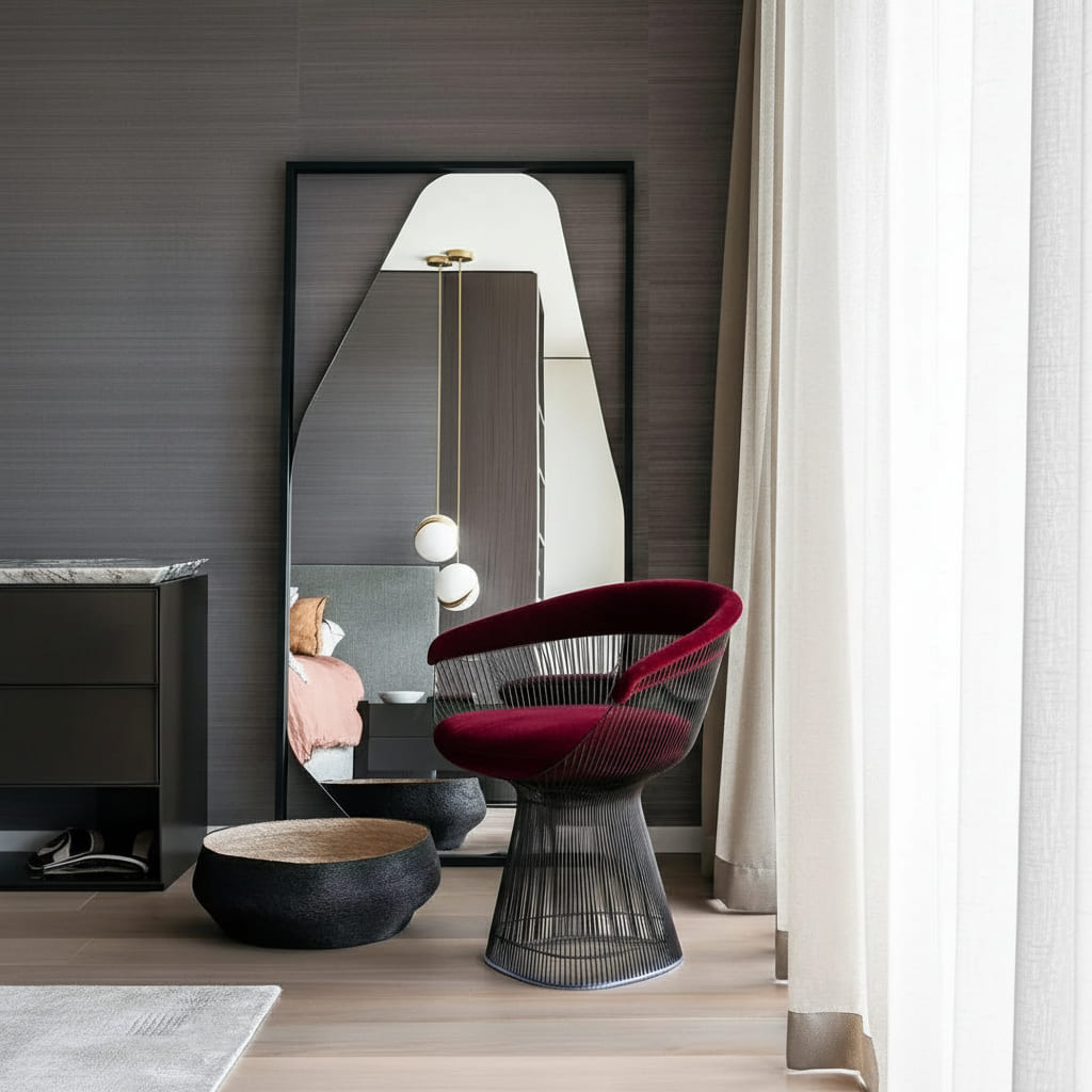 espejo belga cortado de forma irregular con un marco de madera negro para colgar o apoyar