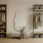 espejo con forma irregular en closet de ropa