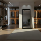 espejo vertical de color negro en closet
