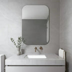 Espejo rectangular sin marco con puntas redondeadas para baño moderno y minimalista