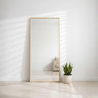 Espejo con marco de madera de color de la madera natural de forma rectangular que se puede colocar de manera vertical o horizontal 