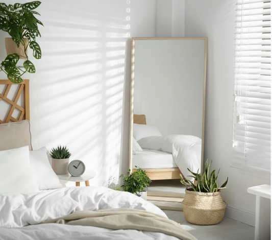 "Espejo de Marco de Madera Natural en una habitación bien iluminada"