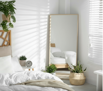 "Espejo de Marco de Madera Natural en una habitación bien iluminada"