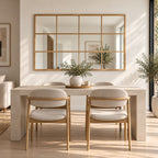Espejo de madera estilo nórdico instalado en comedor claro con decoración neutra y luz natural.