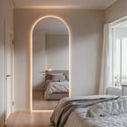 espejo en forma de arco vertical con luz led cob tono calido en habitacion