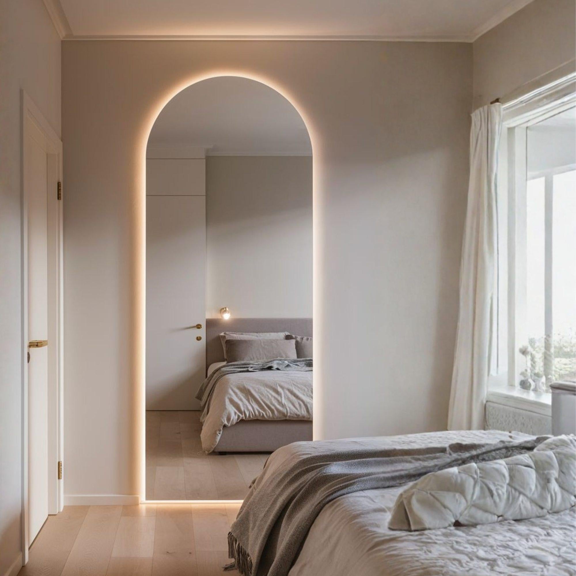 espejo en forma de arco vertical con luz led cob tono calido en habitacion