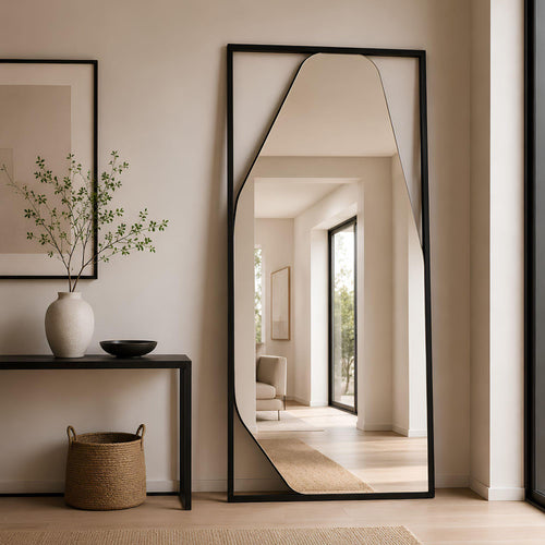 Espejo de pared Singularity con marco de madera negro y diseño irregular, ideal para living, dormitorio, recibidor o comedor.
