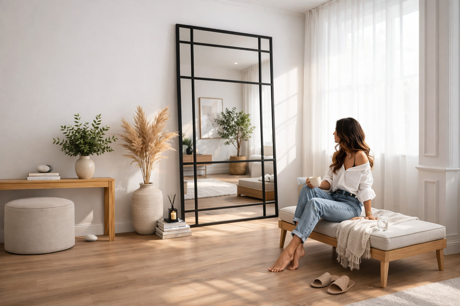 Espejo ventana XL negro apoyado en living moderno con luz natural.