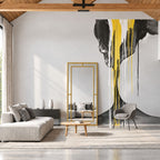 Espejo Glamour vertical con marco dorado en un salón de doble altura con sofá gris y mural abstracto.