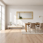 Espejo Glamour de pared con marco dorado, instalado horizontalmente sobre un mueble junto al comedor