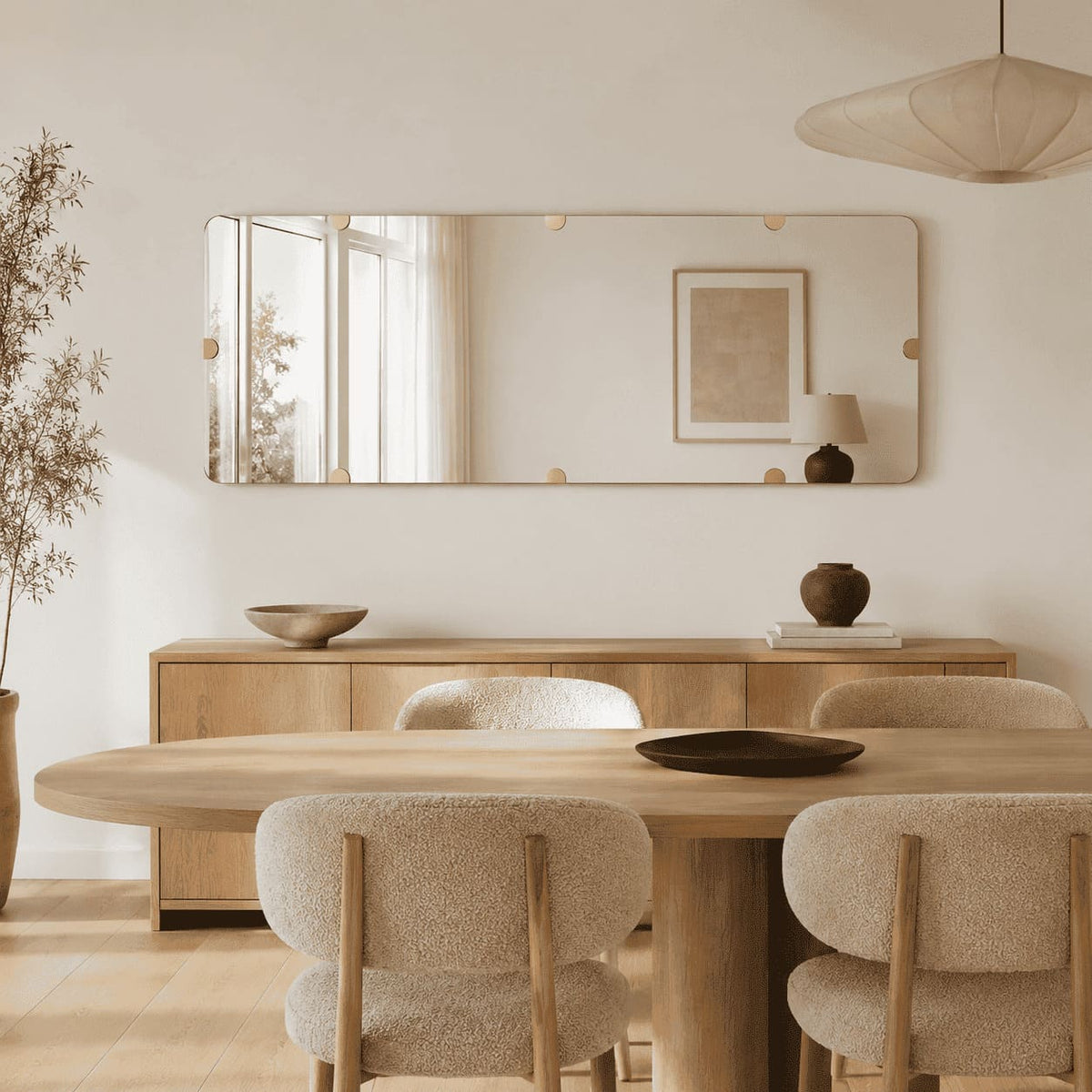 Espejo rectangular con detalles dorados instalado horizontalmente sobre un aparador de madera en el comedor.