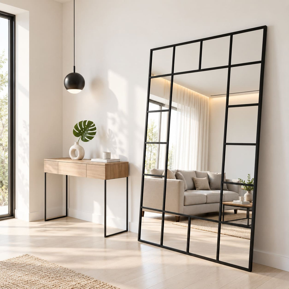 Espejo grande de cuerpo entero con marco negro tipo ventana instalado en living contemporáneo