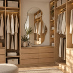 Espejo irregular sin marco instalado sobre una cómoda de madera entre módulos abiertos de un vestidor.