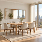 Espejo Maison rectangular con marco de madera, instalado horizontalmente en un comedor luminoso con sillas beige