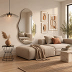 Espejo de pared Silueta en una sala de estar con sofá beige, cuadros decorativos y mesa de centro de madera.