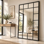 decorativo.jpgEspejo ventana negro grande con divisiones decorativas en ambiente moderno de tonos neutros.