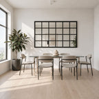 Espejo rectangular estilo ventana con cuadrícula negra, instalado horizontalmente en un comedor con mesa y sillas claras.
