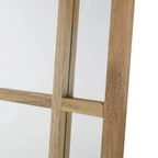 Detalle del marco y las divisiones del espejo ventana rústico, con la textura y las vetas de la madera visibles
