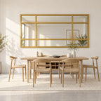 Espejo Ventana Vintage dorado instalado horizontalmente sobre una mesa de comedor.