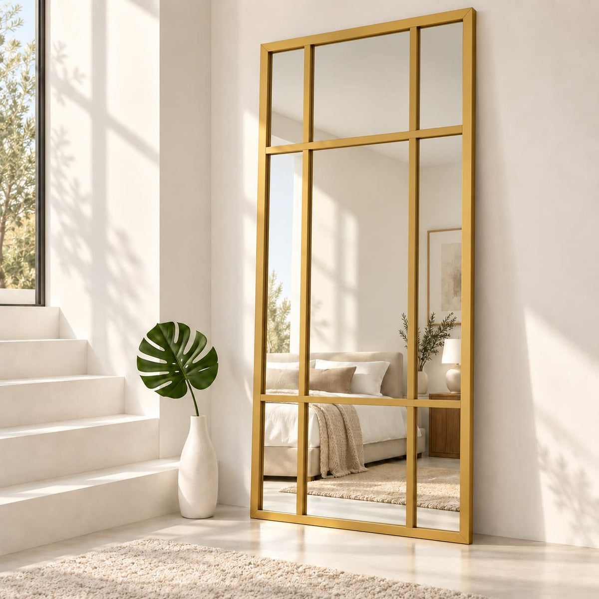 Espejo Ventana Vintage con marco de madera dorado y divisiones decorativas tipo ventanal.