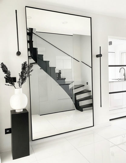 "Experimenta la grandeza de nuestro espejo exclusivo, que se destaca como una pieza central en cualquier espacio. Con su diseño elegante y dimensiones generosas, este espejo añade un toque de lujo y estilo a tu hogar, elevando instantáneamente la estética de la habitación."