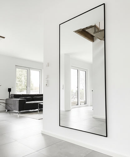 "Descubre la elegancia minimalista y la simplicidad refinada de nuestro espejo de diseño único, que aporta un toque de sofisticación a cualquier habitación. Con su estilo distintivo y moderno, este espejo es el complemento perfecto para realzar la belleza de tu espacio. Descubre cómo este espejo minimalista no solo refleja la luz, sino también tu estilo personal y buen gusto en la decoración del hogar."