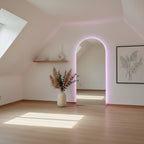 espejo en forma de arco con luz led multicolor que cambia con un mado a distancia y tiene una base de madera para no resbalarse