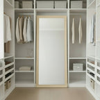 espejo con marco de madera natural en closet