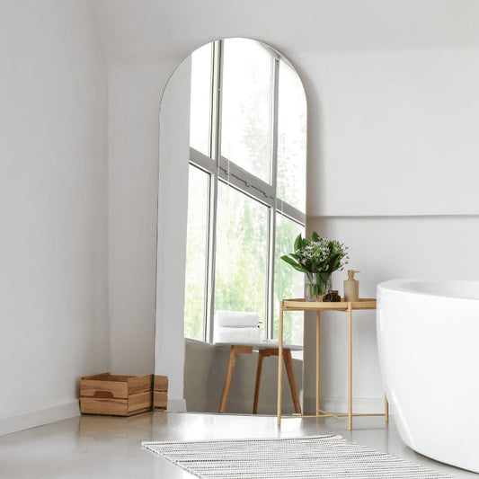 "Espejo arqueado de diseño elegante con marco de pino cepillado y amplia superficie reflectante, ideal para añadir un toque de glamour y estilo a cualquier habitación. Refleja la luz y amplifica visualmente el espacio, creando una sensación de amplitud y luminosidad. Fabricado con materiales de alta calidad para una durabilidad a largo plazo. Perfecto para decorar salones, dormitorios, pasillos o baños. Fácil de colgar y disponible en una variedad de tamaños. ¡Hazlo el centro de atención de tu hogar!"