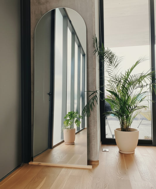 ¡Transforma tu espacio con nuestro Espejo Arco Clásico! Con un diseño elegante y funcionalidad versátil, este espejo ofrece una experiencia de belleza incomparable. Con detalles técnicos de alta calidad y una instalación fácil, es la elección perfecta para elevar tu rutina diaria de cuidado personal. Agrega estilo y practicidad a tu hogar con el Espejo Arco Clásico. ¡Refleja sofisticación en cada detalle!