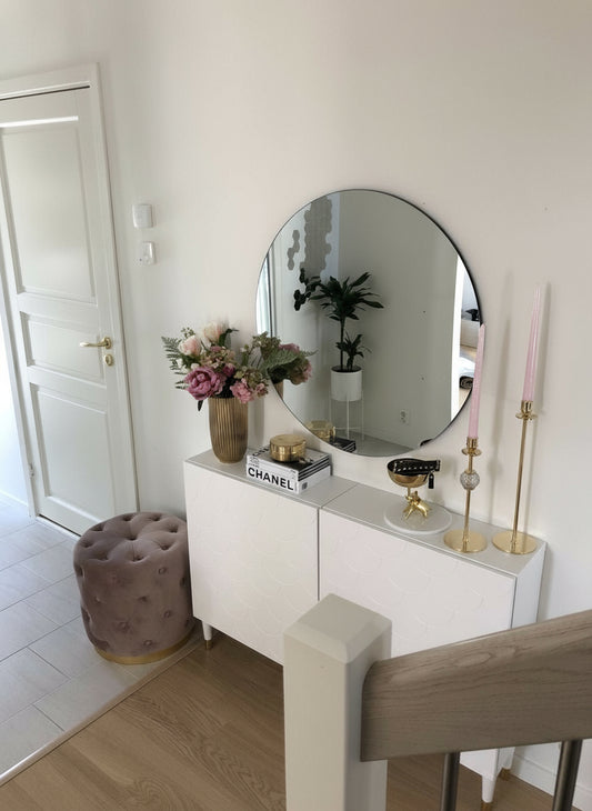 Espejo circular con diseño atemporal. Refleja elegancia y luminosidad en cualquier espacio. Perfecto para decorar salones, dormitorios y más