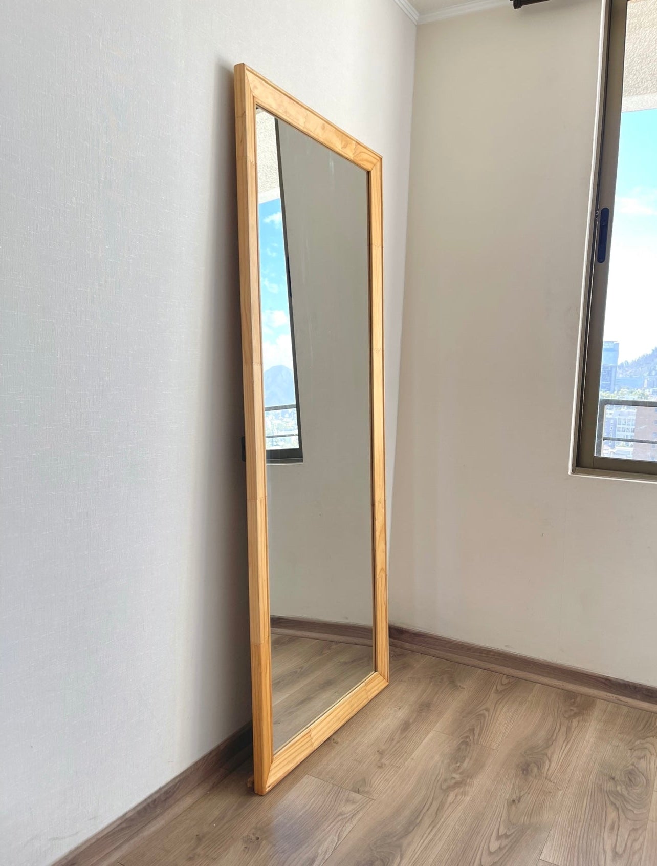 Descubre la versatilidad de nuestro espejo de madera natural de pino, disponible en varias medidas. Añade un toque de calidez y estilo a cualquier espacio con este elegante complemento.