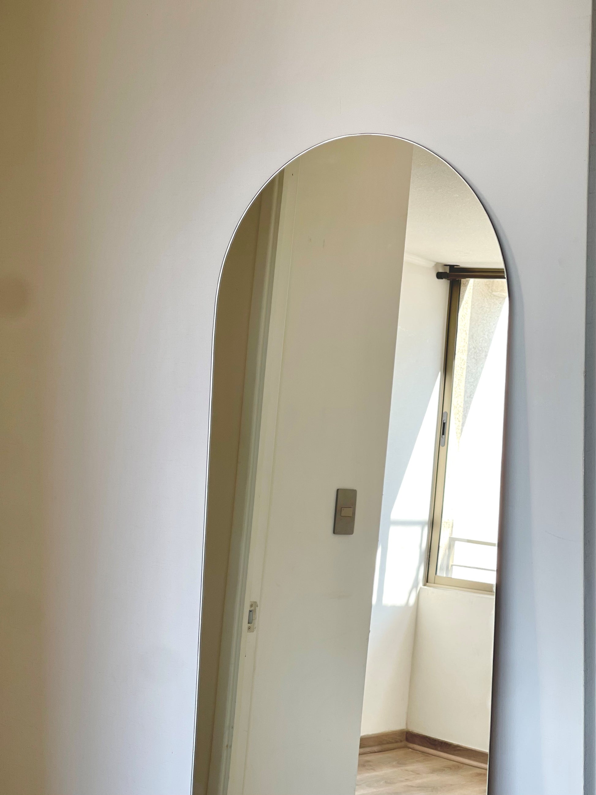 Amplía la luminosidad y estilo en tu hogar con nuestro espejo de pie en forma de arco. Su diseño elegante y funcionalidad lo convierten en el complemento perfecto para cualquier espacio
